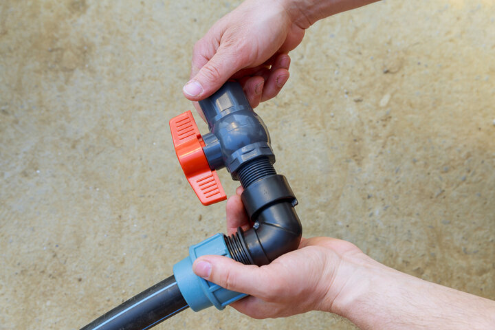 installs a ball valve for water on a polyethylene pipe